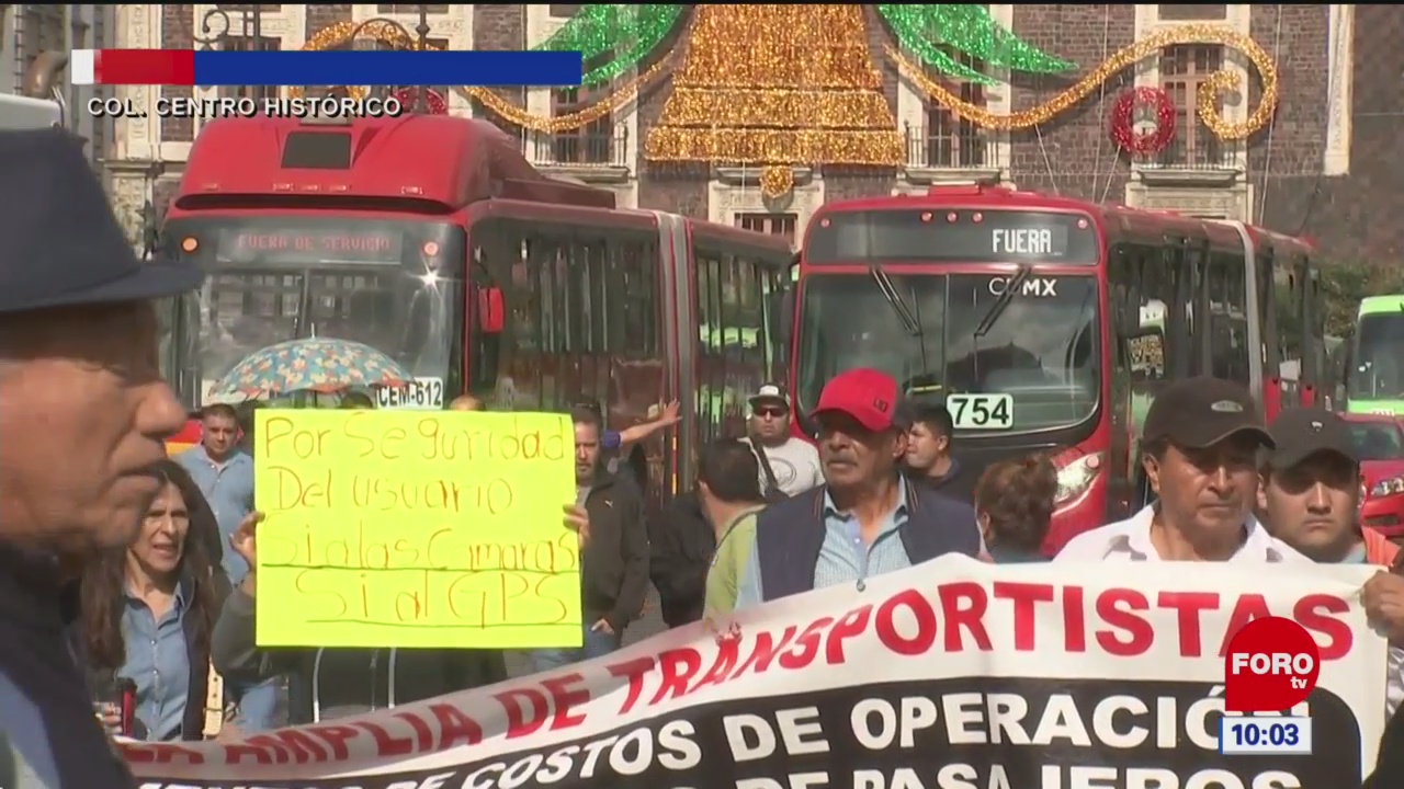 Microbuseros ingresan al Zócalo; caos en la circulación