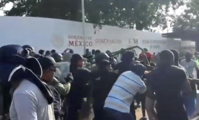 Africanos arrastran vallas metálicas en estación migratoria en Tapachula, Chiapas