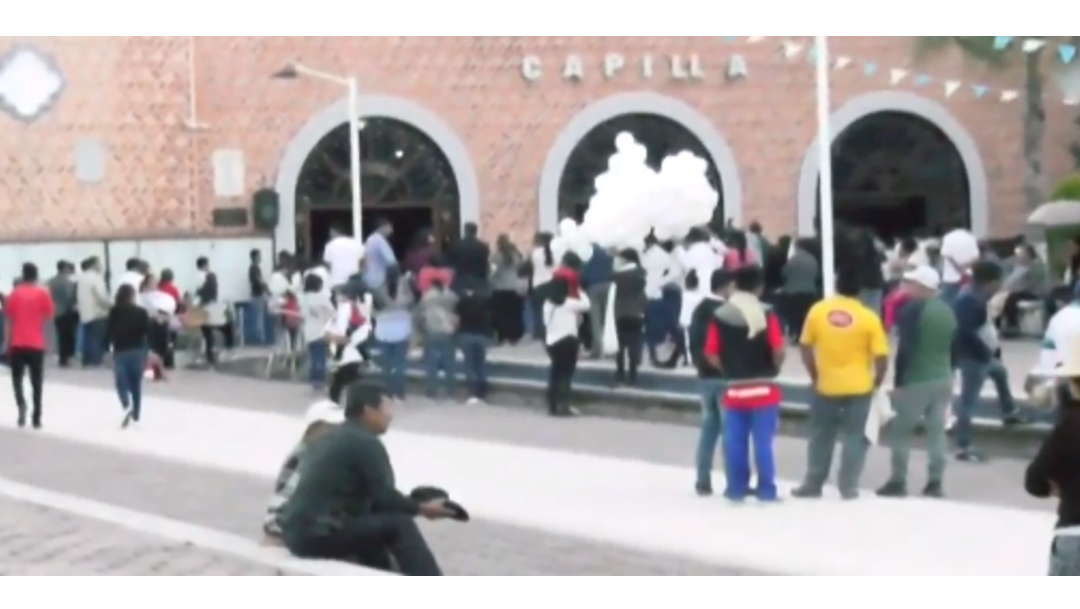 FOTO Hacen misa en Puebla por joven que murió al caer de trajinera en Xochimilco (FOROtv)