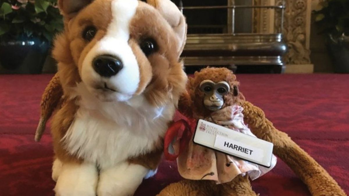 Reina Isabel devuelve mono de juguete perdido a niña australiana