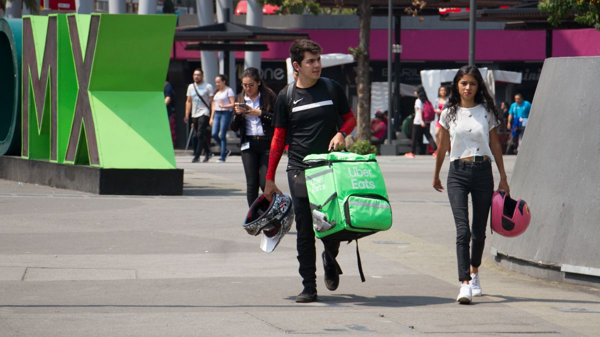 Foto: Un joven carga una bolsa de Uber Eats por calles de la Ciudad de México. Cuartoscuro