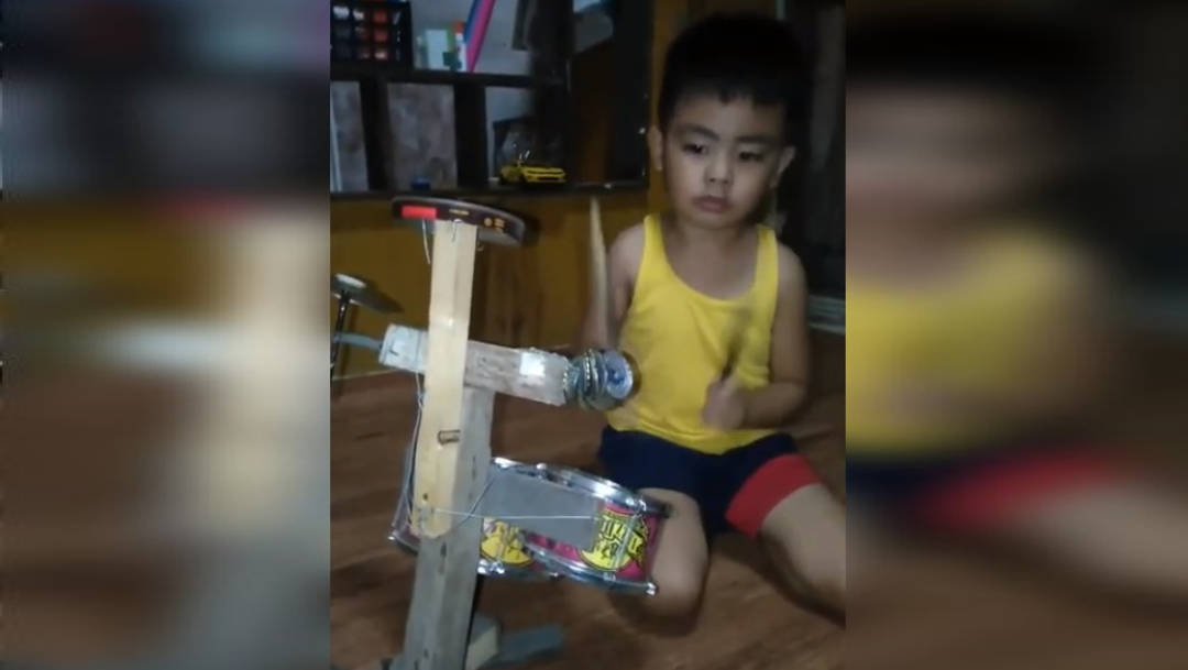 VIDEO: Niño de 4 años toca su batería hecha de basura como un profesional