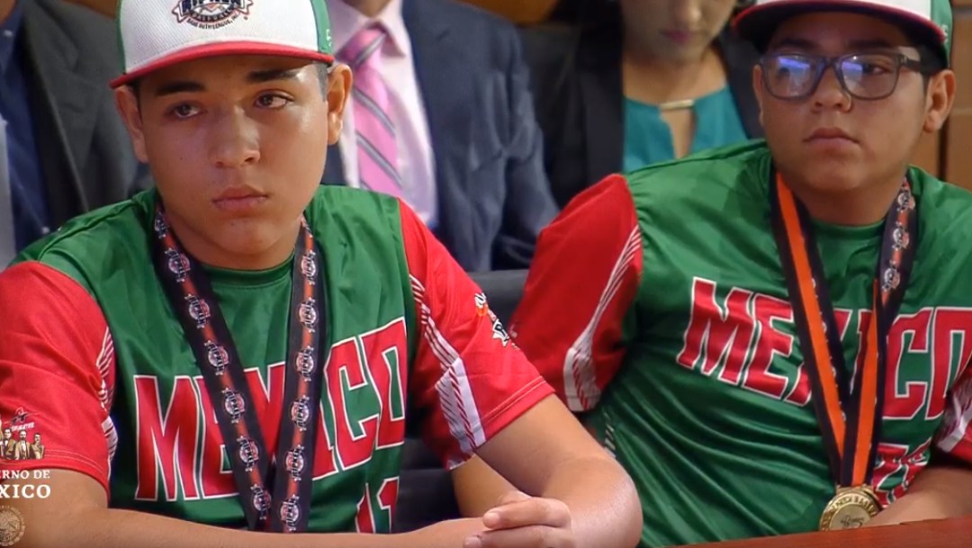 FOTO Niños mexicanos, campeones de béisbol, se reúnen con AMLO (YouTube)