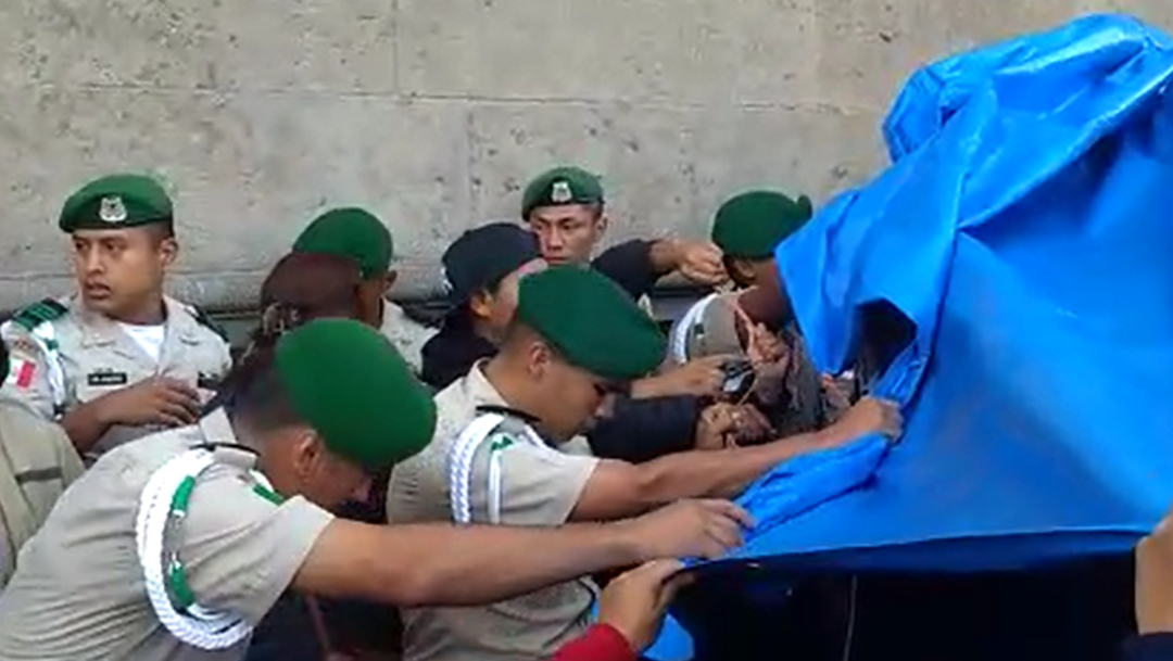 FOTO Normalistas se enfrentan a policías afuera de Palacio Nacional (FOROtv)