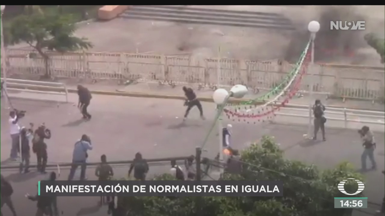 FOTO: Normalistas Ayotzinapa Vandalizan Palacio Gobierno Iguala