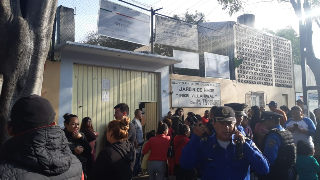 Padres de familia denuncian abuso sexual en kínder, bloquean Eje 3 CDMX (Noticieros Televisa)