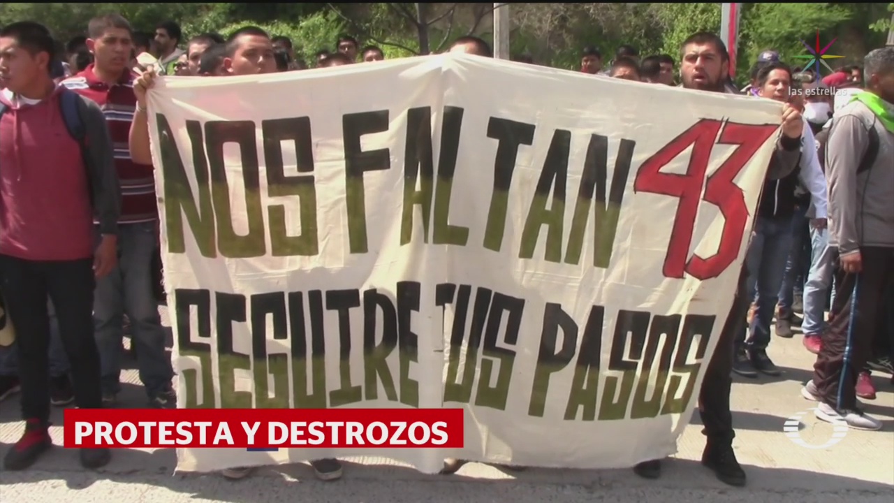 Foto: Padres 43 Normalistas Protestan Palacio Justicia Iguala 23 Septiembre 2019