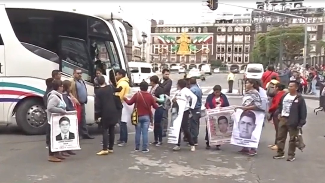 AMLO atestigua encuentro de fiscal con familiares de desaparecidos en Ayotzinapa