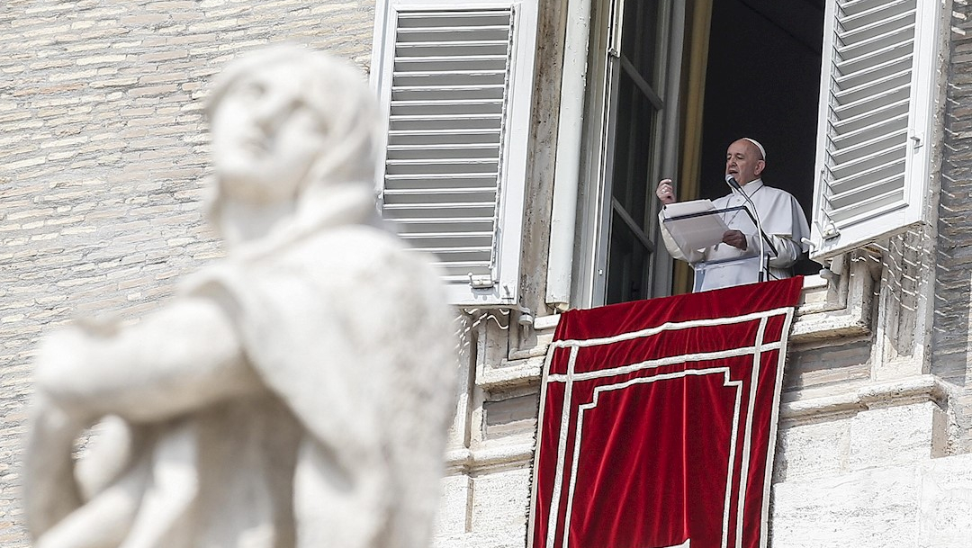 Foto: El papa Francisco se asomó a la ventana del estudio del Palacio apostólico con un retraso de 10 minutos, 1 septiembre 2019