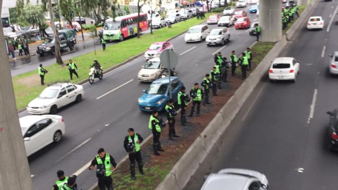 Policías de CDMX resguardan Periférico Sur. (Twitter: @MrElDiablo8)
