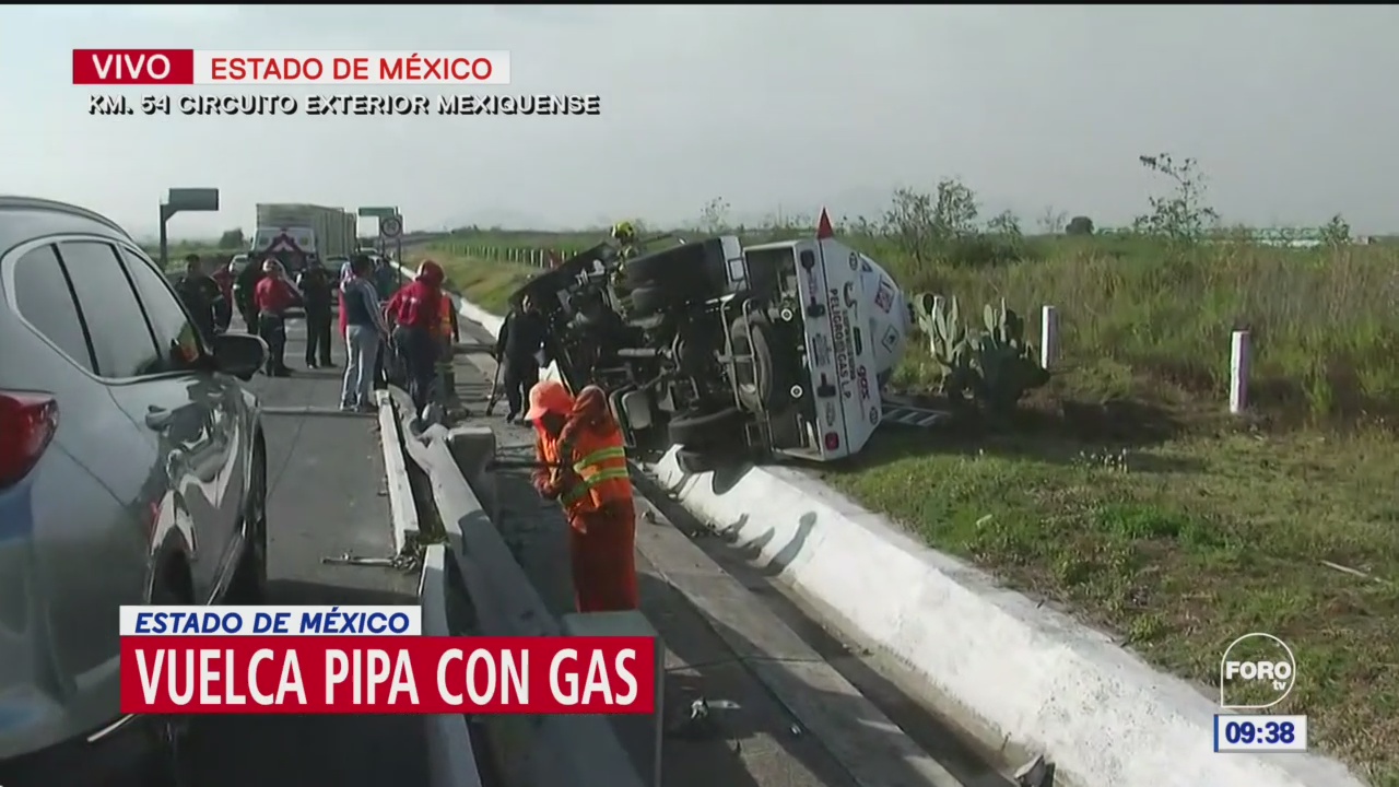 Pipa de gas vuelca en el Circuito Exterior Mexiquense