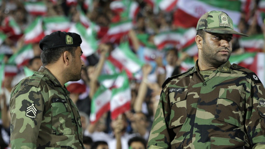 Foto: Policías en estadio de futbol en Irán, 9 de diciembre de 2011, Irán