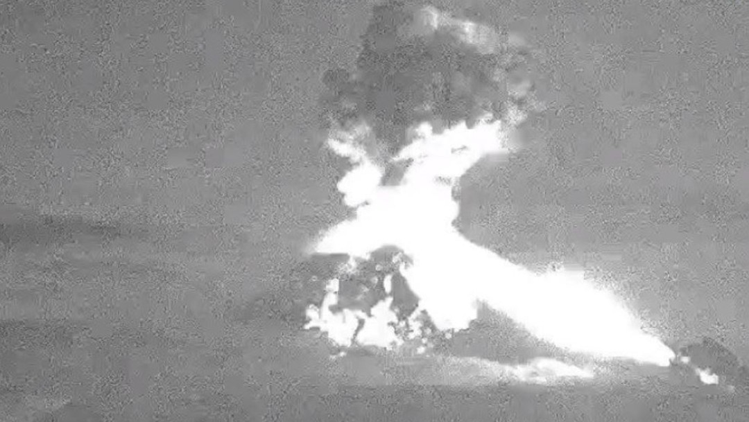 Popocatépetl presenta cuatro explosiones acompañadas de ceniza y material incandescente