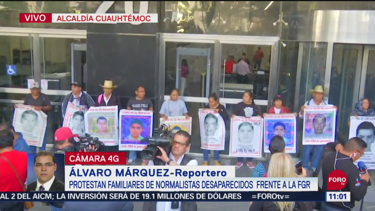 Protestan familiares de normalistas desaparecidos frente a la FGR