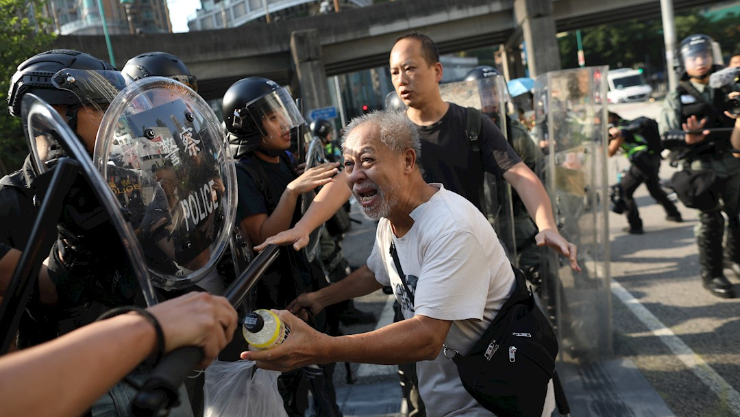 Foto: Un adulto mayor que simpatiza con los manifestantes se enfrenta con agentes de la policía antidisturbios durante las protestas en Hong Kong, 21 septiembre 2019