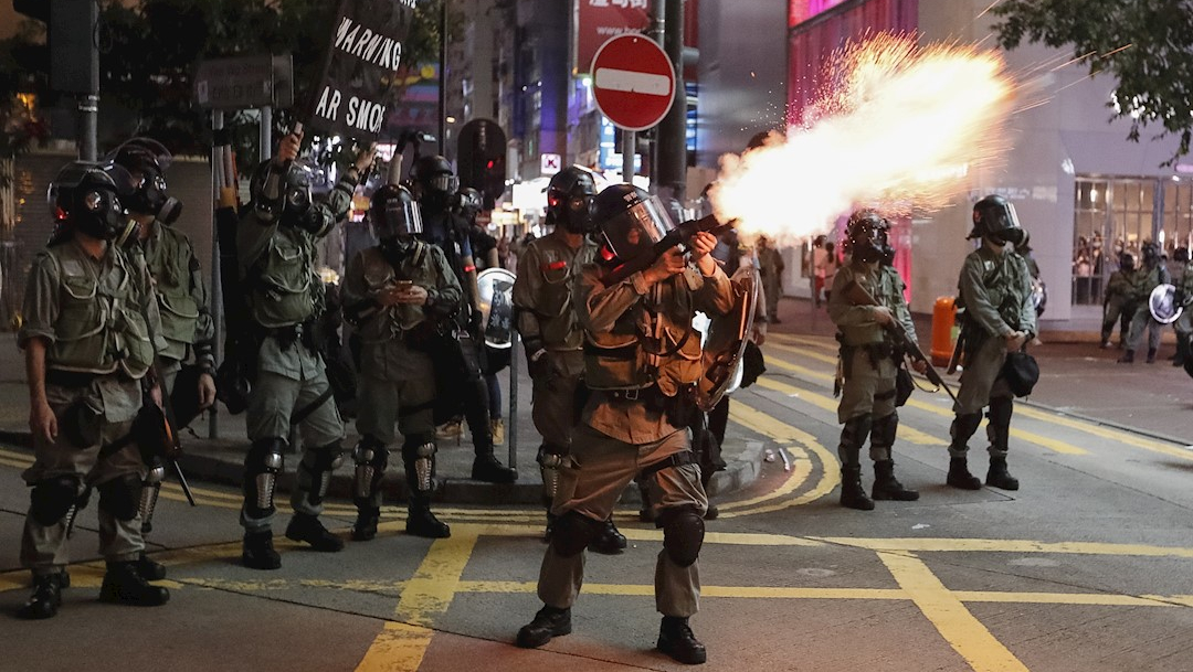 Foto: La policía antidisturbios de Hong Kong dispara gases lacrimógenos para dispersar a manifestantes, 8 septiembre 2019