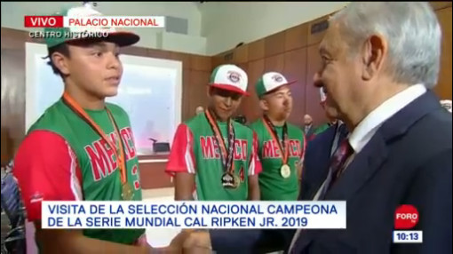 Selección campeona de Cal Ripken Jr. visita Palacio Nacional