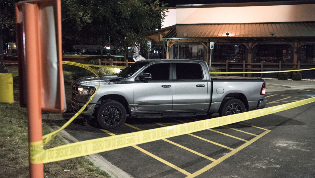 Foto: La cinta policial acordonó un vehículo afuera de un restaurante tras un tiroteo en Odessa, Texas, 1 septiembre 2019