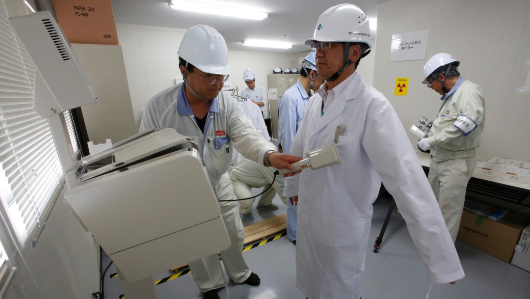 Foto: Un trabajador recibe un examen de radiación en la prefectura de Fukushima, 19 de julio de 2016