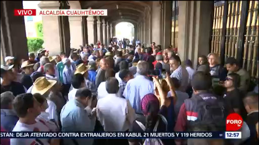 Transportistas CDMX dialogan con autoridades en Palacio del Ayuntamiento