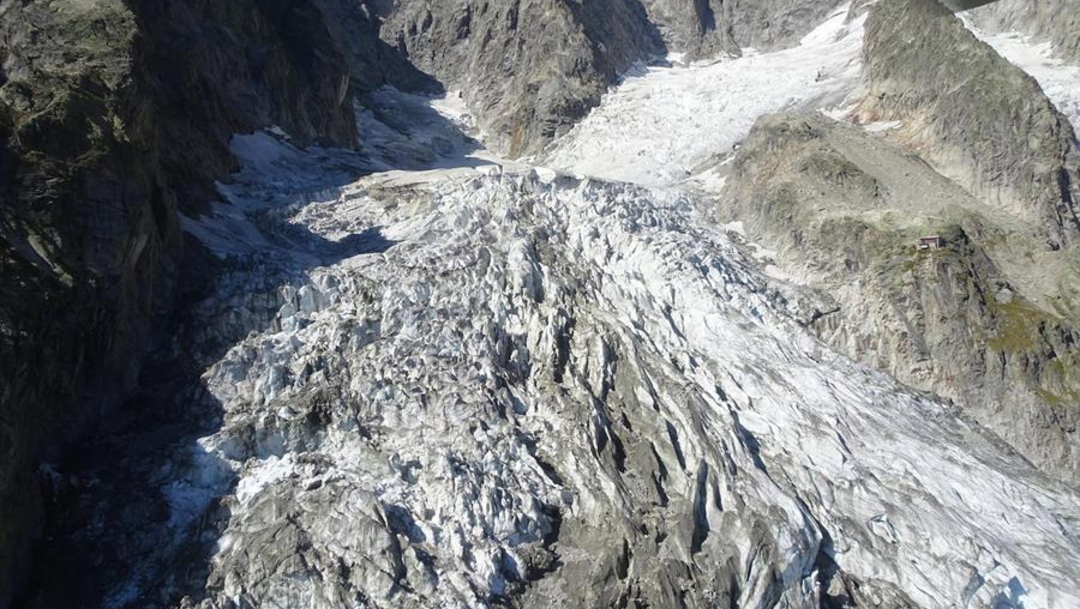 Foto: Un glaciar del Mont Blanc corre el riesgo de que se derrita y podría derrumbarse, 25 de septiembre de 2019 (EFE)