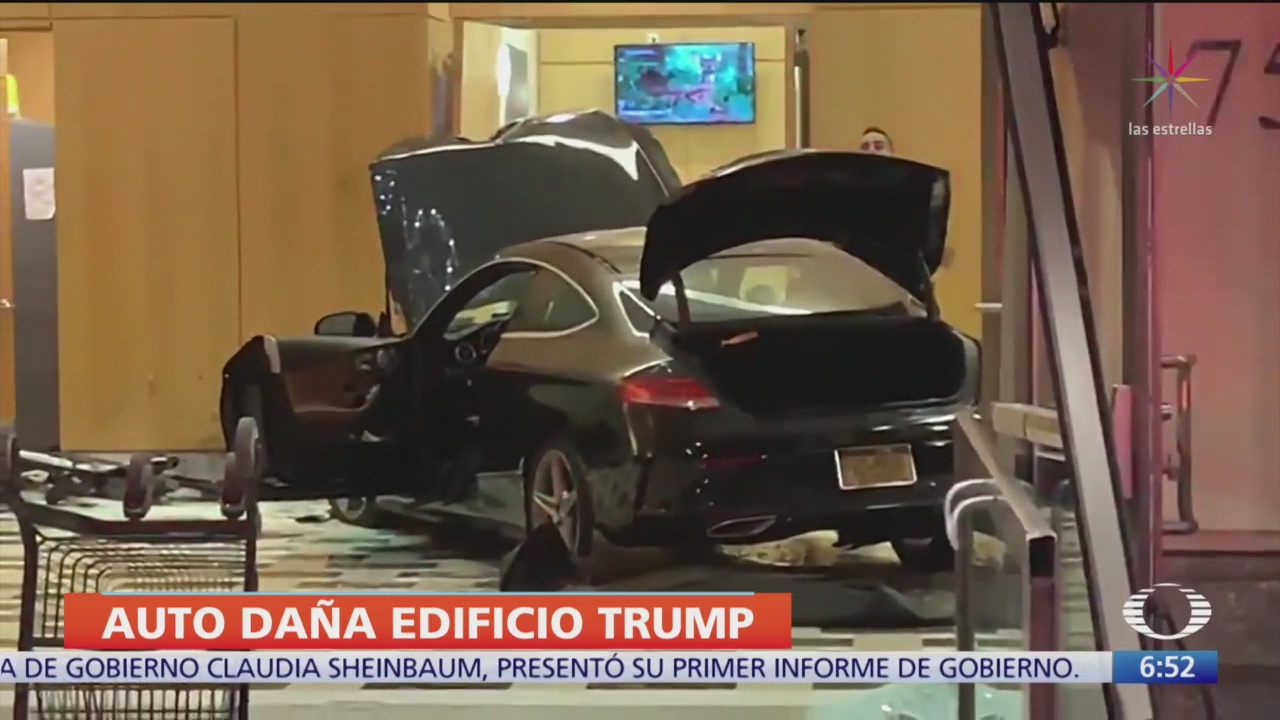 Vehículo ingresa a un edificio de Trump, en NY