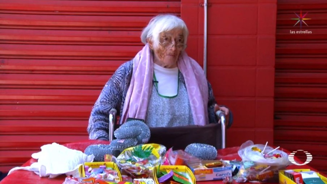 Abuelita usa su silla de ruedas para vender dulces y conmueve en redes sociales