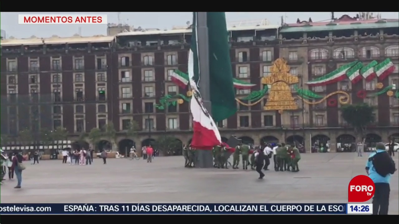 FOTO: Video Viento Dificulta Arriar Bandera Monumental Zócalo