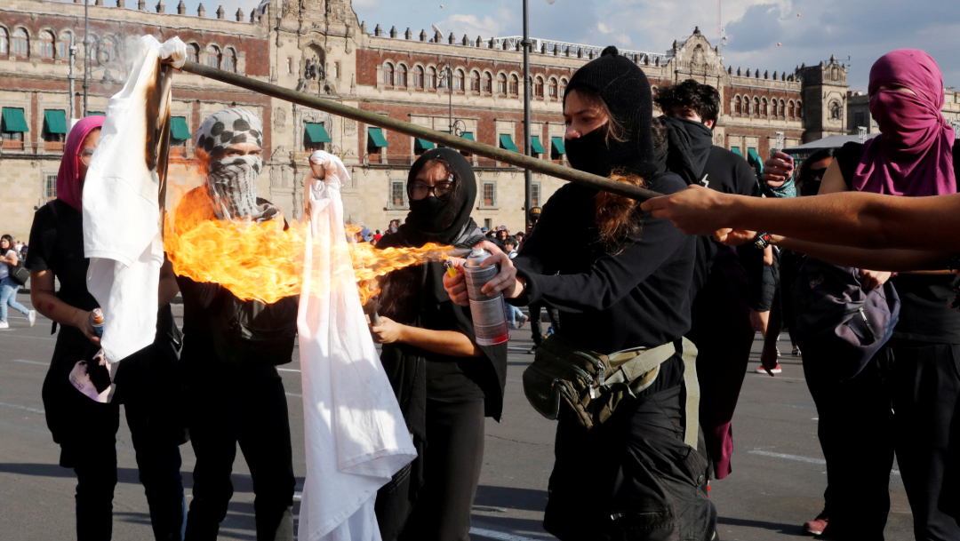 Encapuchados realizan quemas en el Zócalo de la CDMX, 02 octubre del 2019 (Reuters)