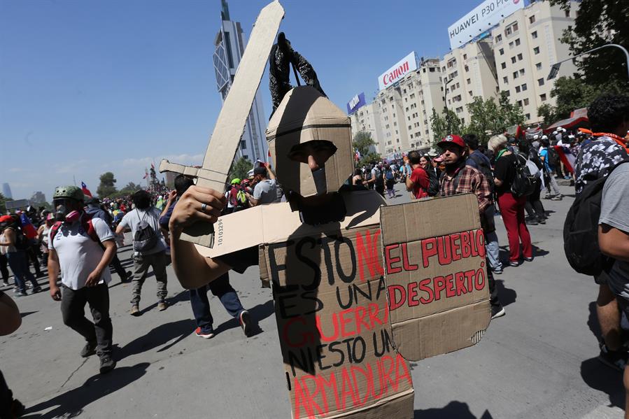 Foto: "Chile despertó" es el grito que representa estos días el estallido popular ocurrido a consecuencia del alza en el precio del pasaje del metro, 24 de octubre de 2019 (EFE)