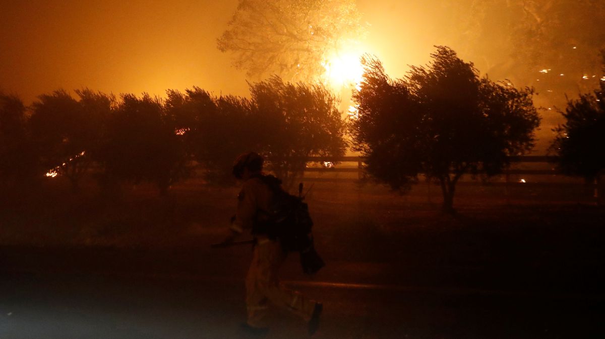 Incendio en California provoca desalojo de cientos de personas