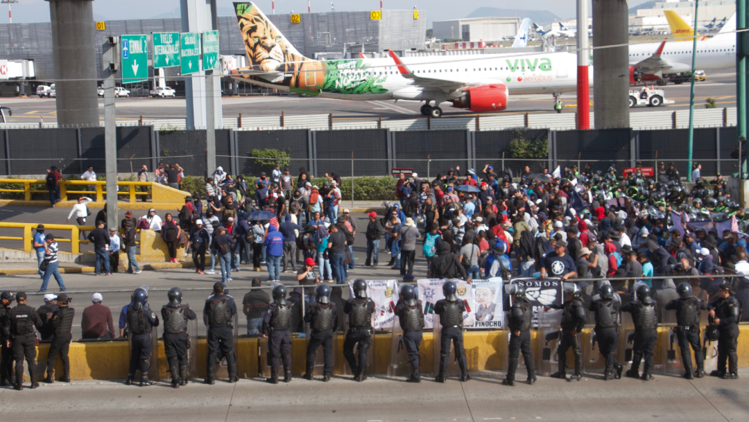 Foto: Los policías federales inconformes bloqueando el acceso a la terminal aérea, 04 de octubre de 2019 (FOTO: ROGELIO MORALES /CUARTOSCURO.COM)
