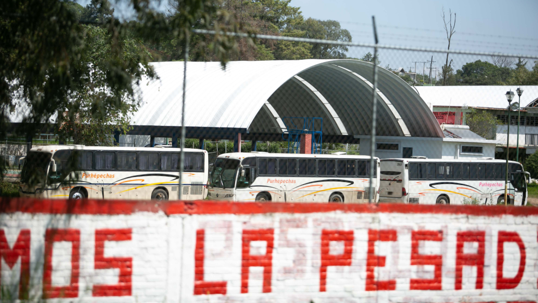 Normalistas Michoacán toman autobuses plazas laborales