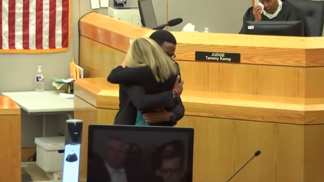 VIDEO: Joven negro abraza a mujer expolicía que asesinó a su hermano en Texas