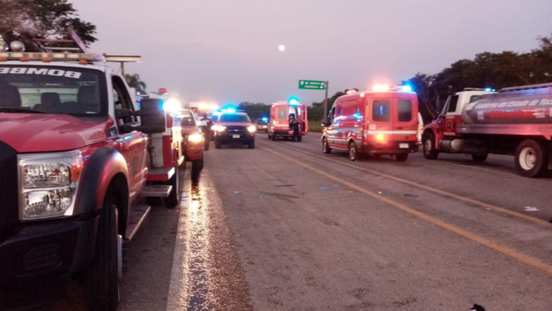Foto: Paramédicos brindaron los primeros auxilios a los lesionados que viajaban a bordo de la ambulancia, 14 de octubre de 2019 (Twitter @sspyuc)