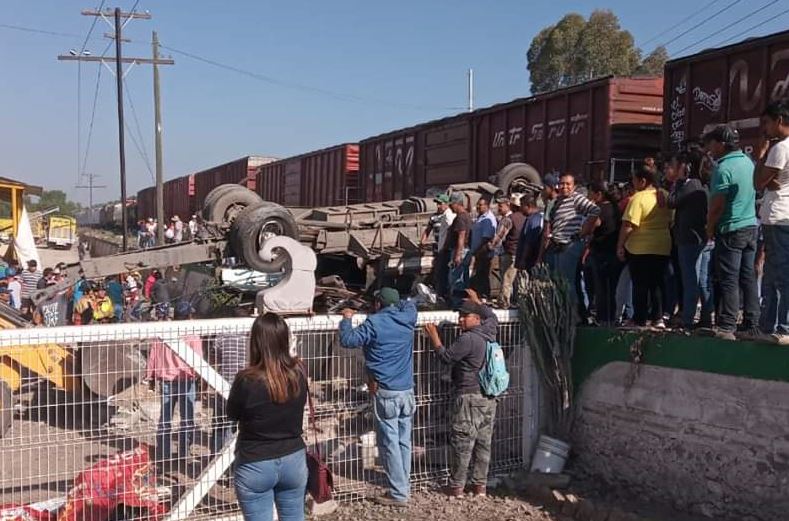 Tren embiste camión de pasajeros en Querétaro; mueren nueve personas
