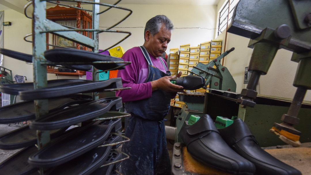 FOTO Actividad económica de México cae 0,9 % en agosto; en la imagen, un productor de zapatos de San Mateo Atenco (Cuartoscuro/Crisanta Espinosa)