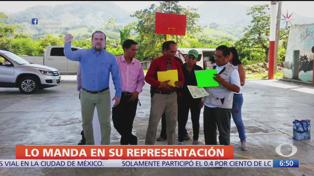 Alcalde de Pichucalco, Chiapas, usa figura de cartón en evento oficial