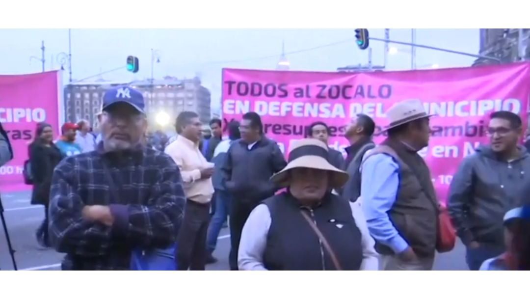 Alcaldes protestan afuera de Palacio Nacional