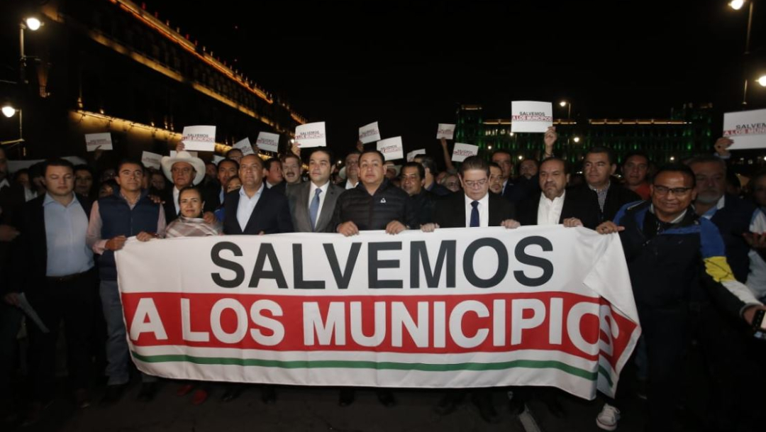Foto: Alcaldes del PAN, PRI y PRD protestaron afuera de Palacio Nacional para exigir mayores recursos para infraestructura y seguridad Pública, 23 octubre 2019