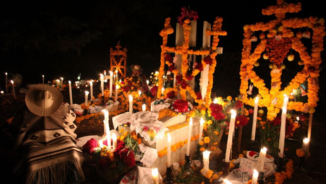 Imagen: Los pobladores de Cucuchucho perteneciente al municipio de Ttzintzuntzan, Michoacán, festejan el Día de Muertos adornando tumbas de sus familiares, el 31 de octubre de 2019 (Foto: Alan Ortega /Cuartoscuro.com)