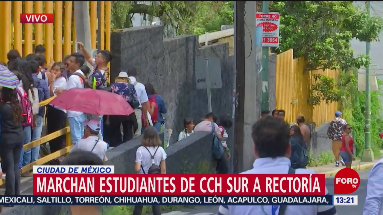 Alumnos del CCH Sur marchan hacia Rectoría de la UNAM