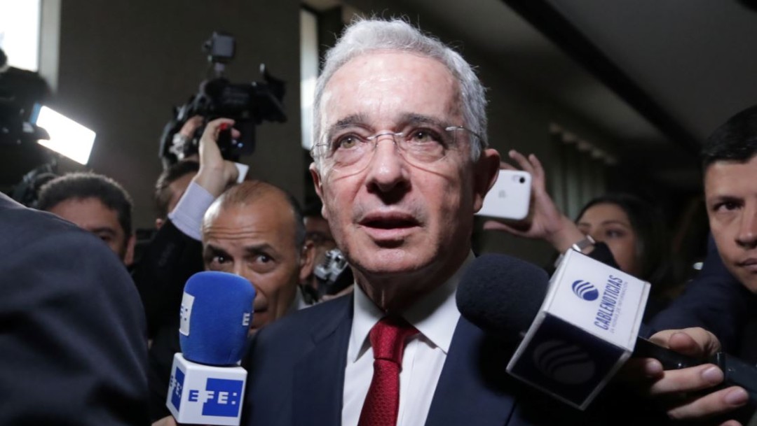 Expresidente colombiano Álvaro Uribe comparece por presunto soborno y fraude