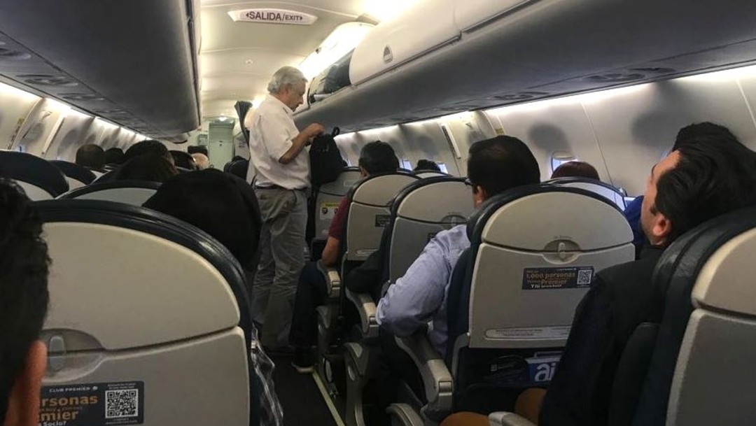 Foto: El presidente Andrés Manuel López Obrador durante un vuelo en avión comercial, el 14 de octubre de 2019 (Cuartoscuro)