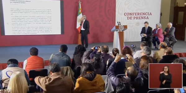 FOTO AMLO lee memorando que envió a funcionarios, durante su conferencia de prensa matutina (YouTube)