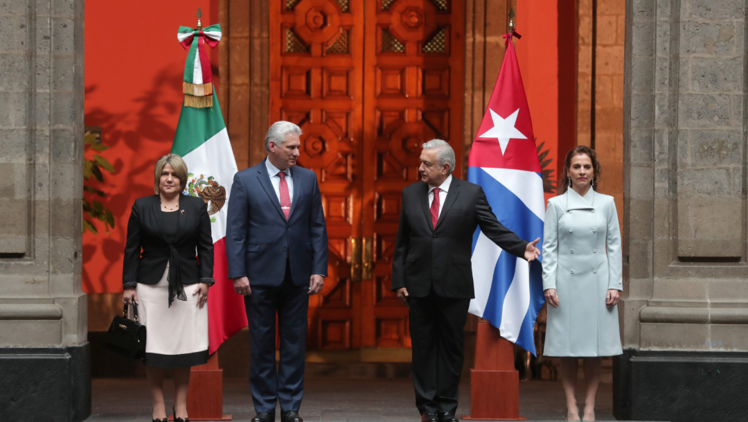 Foto: El mandatario cubano y su esposa, Cuesta Peraza, llegaron a las puertas del Palacio Nacional, en Ciudad de México, 17 de octubre de 2019, (Presidencia)