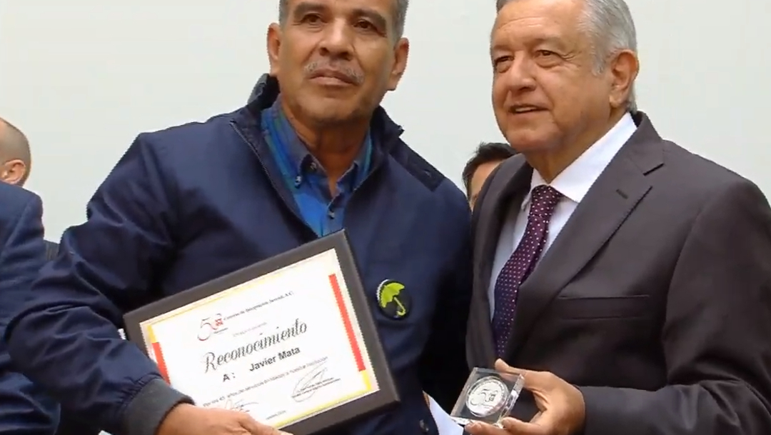 FOTO AMLO entrega reconocimiento a empleado de un Centro de Integración Juvenil en Nuevo León (YouTube)