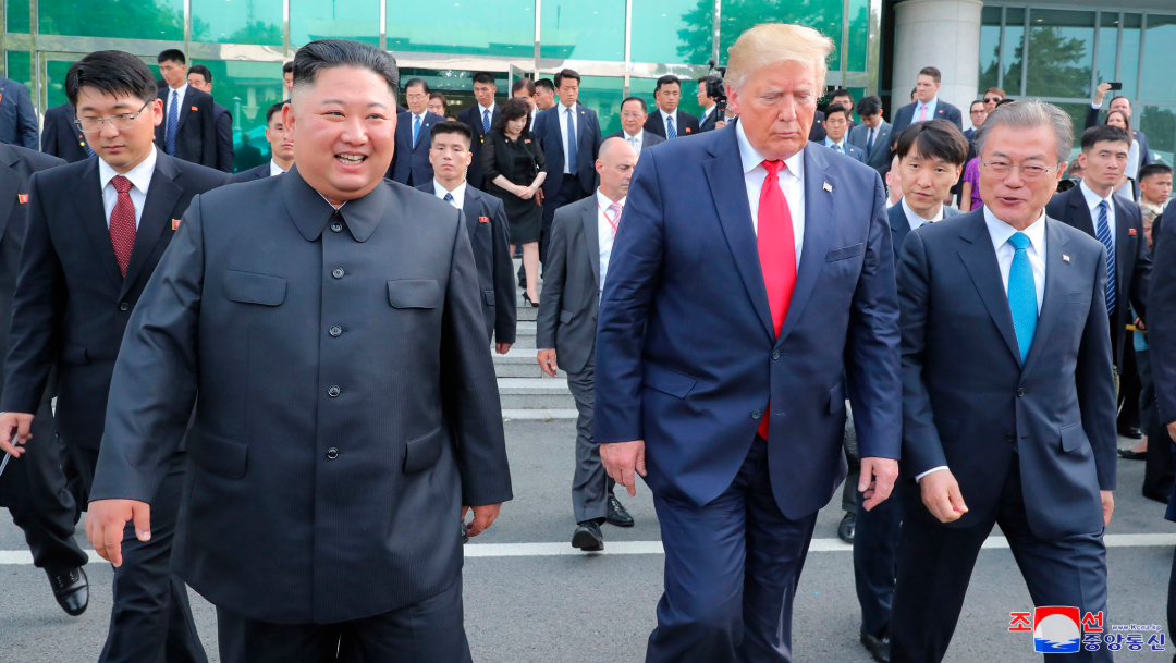 El presidente de Estados Unidos, Donald Trump, y el líder de Corea del Norte, Kim Jong Un, 05 de octubre de 2019, (AP, archivo)