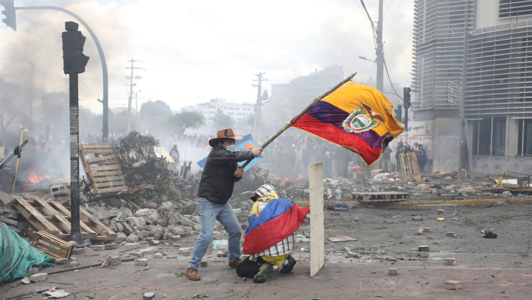 Contraloría de Ecuador sufre incendio tras ser asaltada por manifestantes