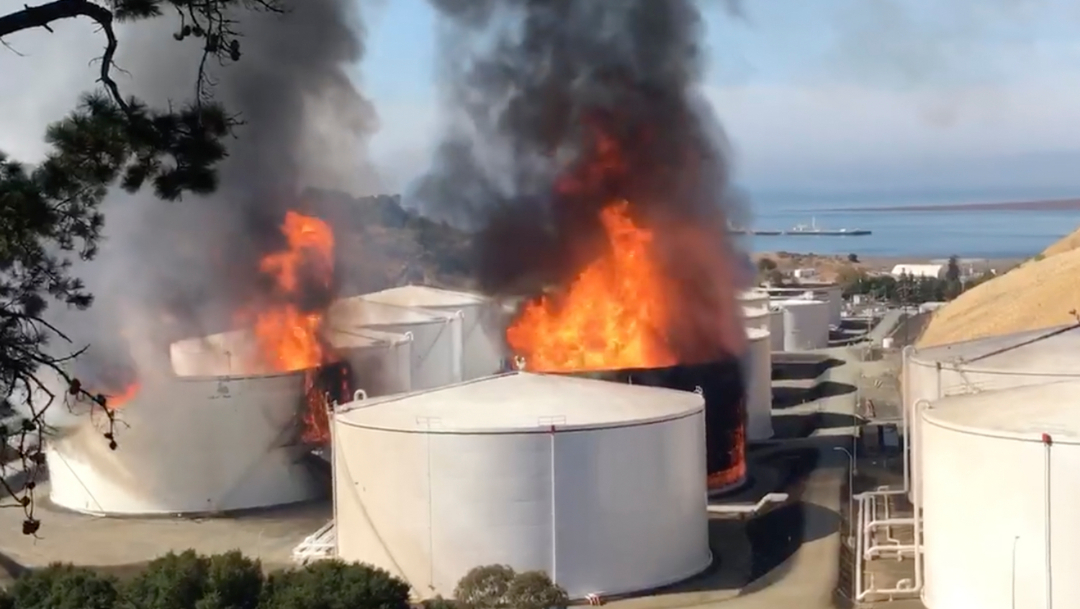 Se registra explosión e incendio en refinería de California